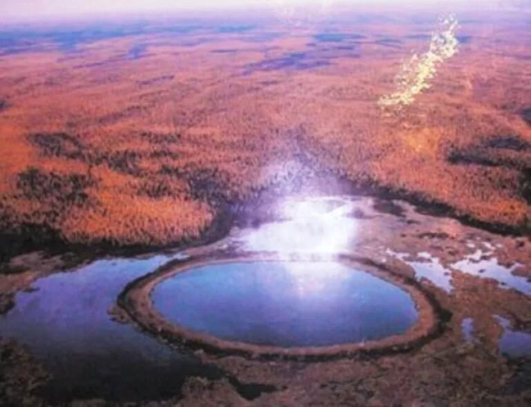 Разговоры об Долине смерти Якутия ведутся с середины XIX века. Впервые о ней услышали от Ричарда Карловича Маака (1825-1886). Это натуралист, педагог и очень серьёзный исследователь. В Якутии он находился с 1853 по 1855 годы. Район его научных изысканий охватил бассейны рек Вилюй, Олёкма и Чона. Маак изучал рельеф , есности,е знакомился с народностями, населяющими этот далёкий край. Именно от местного населения Ричард Карлович и услышал загадочную легенду об огромных котлах из непонятного твёрдого материала, зарытых в землю. Когда-то на землях, примыкающих к Вилюю, жили племена тунгусов. Однажды ночью их разбудил страшный грохот. Небо закрыло яркое зарево, а земля задрожала. Небесный огонь полыхал несколько часов, а затем его сменила серая мгла. Она окутала всё вокруг, а когда рассеялась, то люди увидели огромное тёмное сооружение круглой формы, устремлённое в НебоОт него периодически исходили неприятные скрежещущие звуки. Со временем они становились всё глуше и глуше, а само сооружение уменьшалось в размерах. По прошествии нескольких лет оно вообще исчезло из поля зрения людей. Несколько охотников решили исследовать загадочное место. Они ушли, и их больше никто никогда не видел.
Прошло много десятков лет, прежде чем уже другие племена отважились появиться на загадочной земле. Они увидели молодой лес, а между деревьев высилось круглое строение с куполообразной крышей. В нём не было ни окон, ни дверей. Вокруг располагались другие куполообразные конструкции, но значительно меньших размеров.Эти странные сооружения никак себя не проявляли. Только со временем они всё больше и больше уходили в землю. Прошли ещё десятки лет, и самое высокое строение почти исчезло в земле. Люди сумели забраться на его крышу и увидели круглое отверстие с лестницей, ведущей вниз.  Несколько смельчаков спустились по ней, и попали в просторные подземные помещения. Состояли они из множества комнат, связанных друг с другом коридорами. В них было очень тепло. Эвенки подумали, что могут жить здесь во время холодных зим. Но их надежды не оправдались. Прошло несколько месяцев, и все охотники, побывавшие под землёй, умерли от непонятной болезни в Долине смерти Якутия.Три раза в якутской долине смерти побывал Михаил Петрович Корецкий. Это житель города Владивостока, вплотную столкнувшийся с загадочной аномалией в пойме реки Алгый, когда занимался золотодобычей. Впервые он посетил это место в 1933 году ещё мальчишкой. Затем был в загадочной долине в 1939 и 1949 годах.Видел он не один котёл, а несколько. В общей сложности Корецкий насчитал восемь подобных образований. С его слов они значительно превышают размеры обычных котлов. Их диаметры колеблются в пределах от 6 до 9 метров. Сделаны они из очень прочного цветного металла. Что он собой представляет, как называется – неизвестно. Делались, конечно, попытки отрубить кусок, но зубило не оставило на металле даже маленькой вмятины.Никаких отверстий с лестницами и комнат с коридорами Михаил Петрович не видел. Но отметил, что растущие вокруг лопухи были необычно крупными, а трава превышала человеческий рост. В одном из котлов Корецкий ночевал вместе с товарищами. Всего их было 6 человек. Все отметили, что в этом искусственном убежище было удивительно тепло. Ничего плохого после ночёвки не произошло. Правда по прошествию 3-х месяцев у одного из мужчин выпали все волосы, а у Корецкого на голове появились кровоточащие болячки. Они так у него и не прошли в течении всей жизни.В одном из котлов Михаил Петрович нашёл странный чёрный камень. Имел он форму полусферы, а в диаметре соответствовал спичечному коробку. Камень был идеально гладким, и создавалось впечатление, что его создала не матушка-природа, а человеческий или инопланетный разум. Впоследствии этим камнем Корецкий резал стекло. Получалось лучше, чем алмазом. Впоследствии камень потерялся. Его так и не смогли найти.В начале 70-х годов XX века появилось задокументированное свидетельство охотника-эвенка. Для него якутская долина смерти являлась хорошо знакомым местом. Он не раз бывал в ней и рассказал, что видел в земле широкое отверстие. Его создала не природа, так как края представляли собой очень крепкий металлический каркас.Охотник заглядывал внутрь и при свете фонаря видел трупы людей, одетых, как ему показалось, в чёрные рыцарские доспехи. Лица у мертвецов были очень худыми и измождёнными. В области лба имелся один глаз у всех трупов без исключения. Примечательным же оказалось то, что, посетив долину в очередной раз, эвенк металлического отверстия в земле не нашёл…Судя по рассказам очевидцев, якутская долина смерти представляет собой довольно жуткое местечко. В нём совсем нет птиц. Видимо пернатые чувствуют опасность, исходящую от долины, и облетают её стороной. Не любят пойму реки Алгый и лоси. Что же касается людей, то в былые годы гибли они в долине смерти десятками...Спасиб,что читали данную статью. Пожалуйста подпишитесь и поставьте лайк, вам не сложно мне приятно.