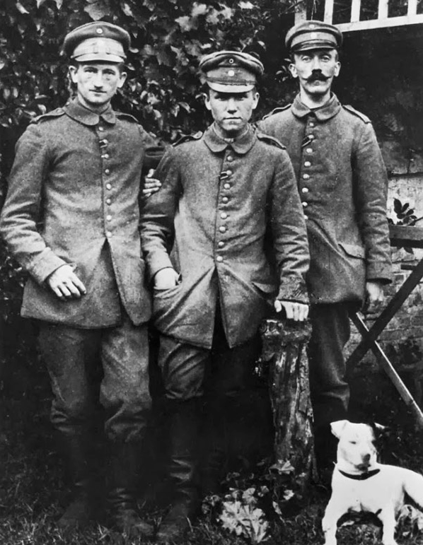 Гитлер крайний справа 1918 год.