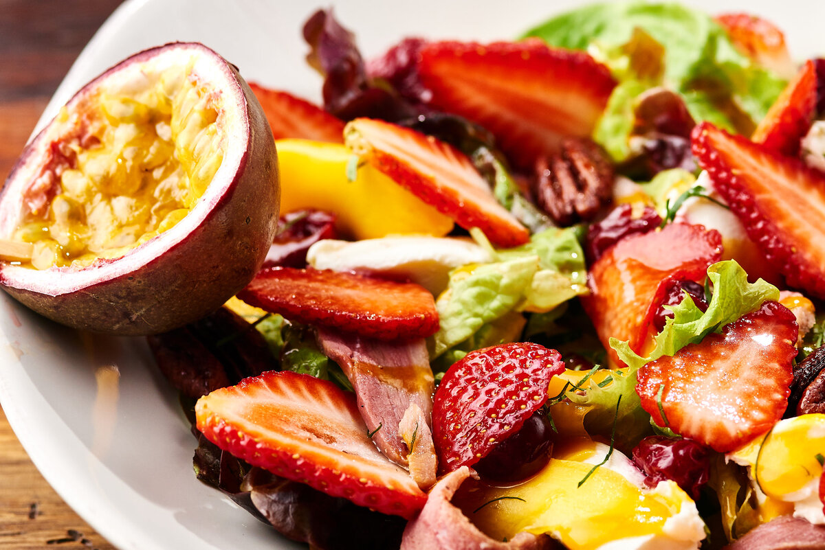 1-5 мая на клубничном бранче в "Фаренгейте" пробуем брускетту с красной рыбой и
клубникой, экзотическое севиче из креветок с клубникой, круассан со страчателлой,
модным кейлом и клубникой, салат с подкопчённой уткой, медовик с клубникой и еще десяток тематических блюд. Всего и делов-то - 1800 р. за безлимитное меню.