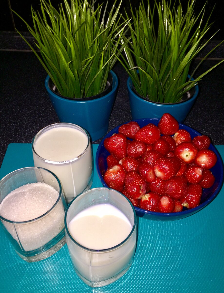 Клубника, сахар, сливки, молоко