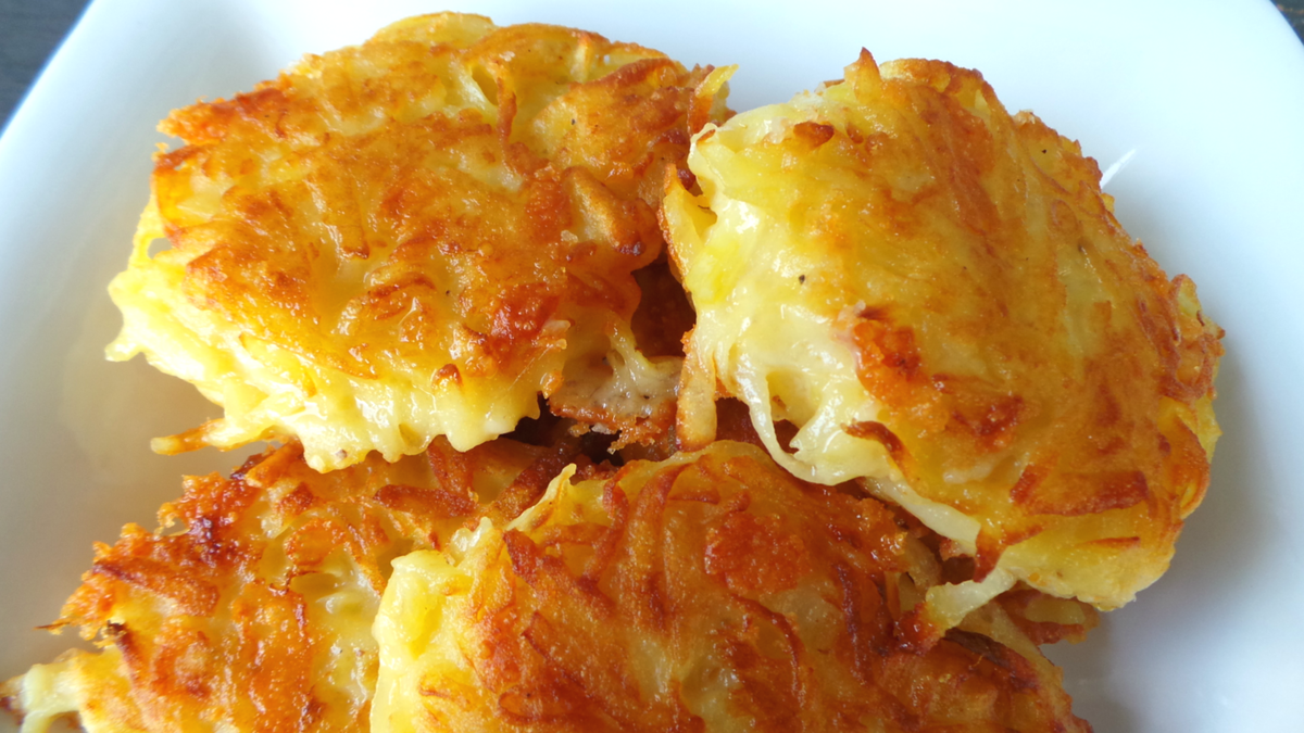 Драники картофельные с сыром и колбасой на сковороде рецепт фото пошагово