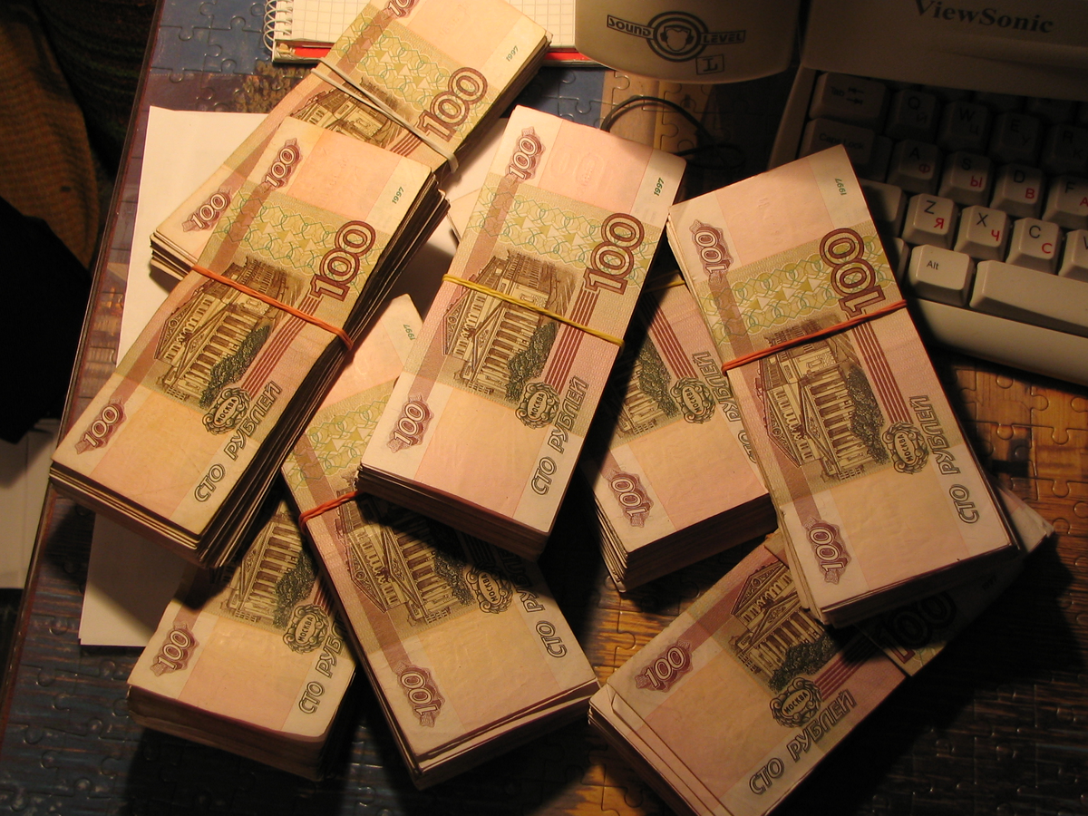 30 0000000. СТО рублей много купюр. Пачка денег. Стопка денег. Деньги на столе.