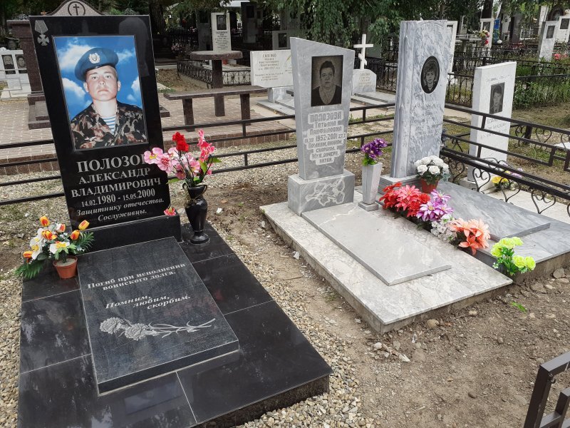 Рядом с мамой и сестренкой

И это все о нем…