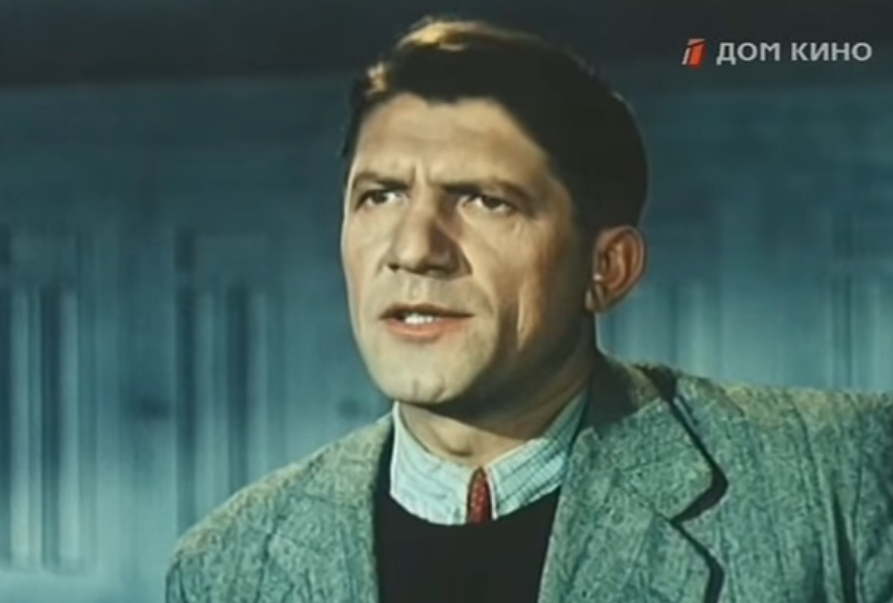 Тренер команды "Турбина" (Николай Крючков), кадр из фильма "Спортивная честь"