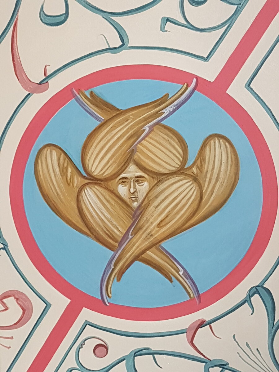 Изображениями Серафимов-высших чинов ангелов, которые наиболее приближенны к Богу, украшены стены и своды храма. Храм Успения Пресвятой Богородицы "за верхом" г. Калуга. 