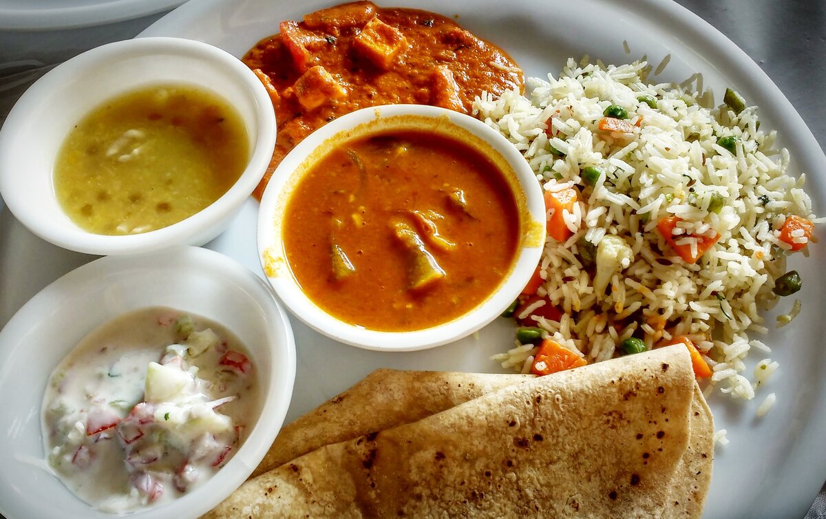 Традиционная индийская еда в: рис, разные карри, лепешки и райта(салатик со сметаной).