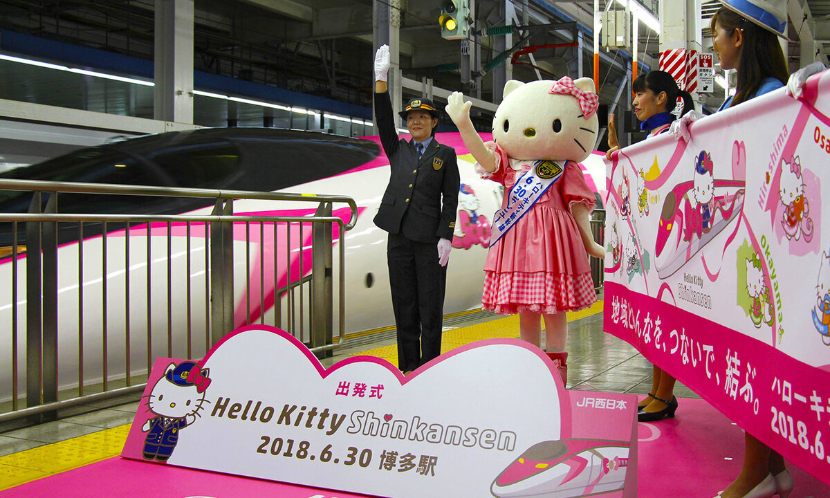 Все на поезд Hello Kitty. Фото: Kyodo News/Getty