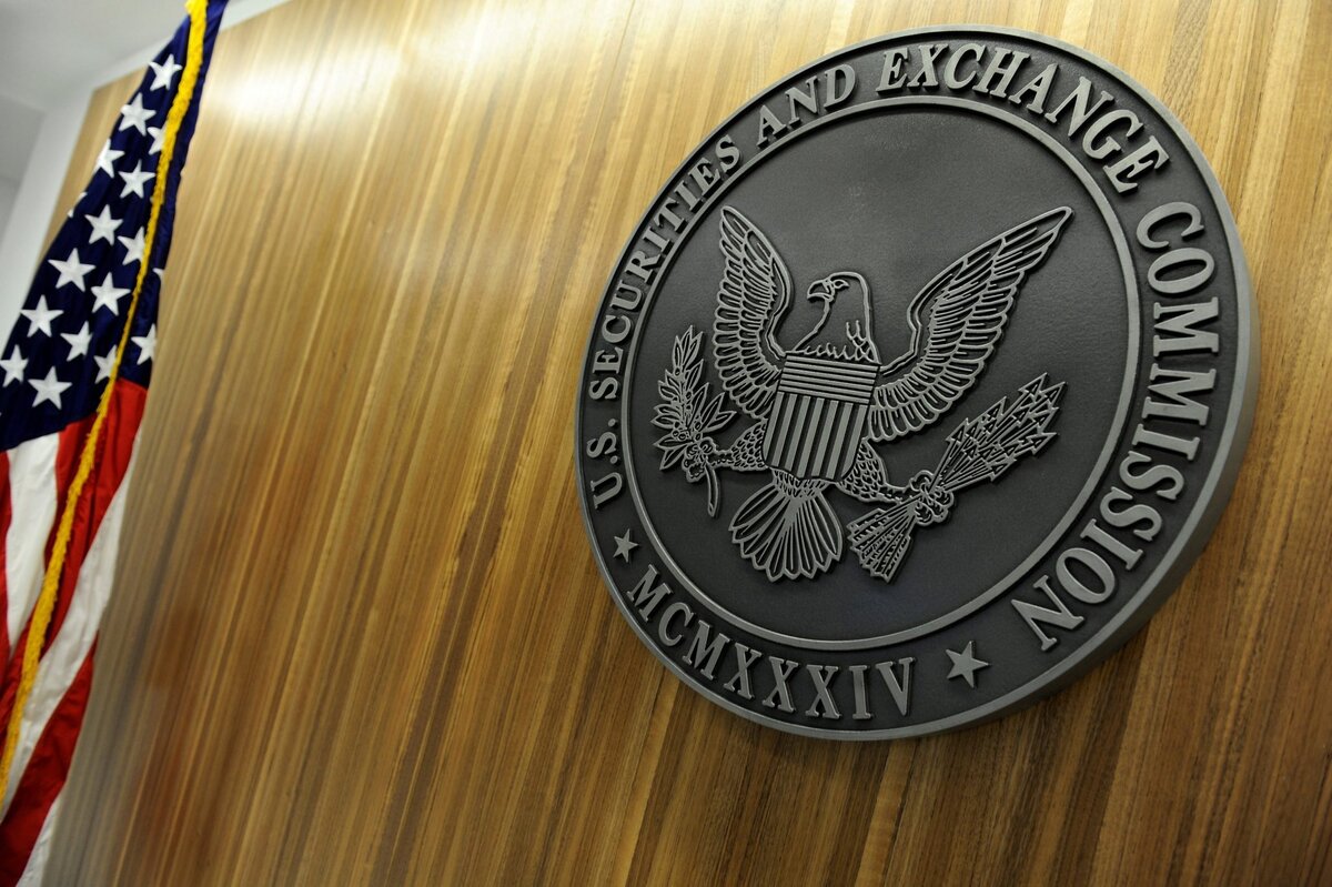 Комиссия по ценным бумагам и биржам США (SEC) в понедельник, 12 августа, снова отложила принятие решений относительно трех заявок по запуску торгуемых биржевых фондов (ETF) на базе биткоина. Об этом сообщает издание CoinDesk.