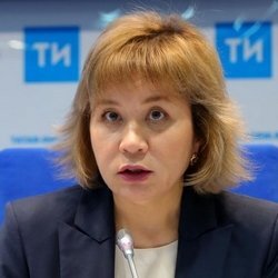 — Законодатель оперативно и очень жестко среагировал. Такие случаи единичные, тем не менее появился проект закона. Согласно ему, для того чтобы была возможность совершать сделки только при наличии электронной цифровой подписи, нужно изначально дать свое согласие на совершение сделок с недвижимостью. Сначала человек обращается к нам с заявлением о том, что согласен совершать сделку в электронном виде, и только после поступления этого документа сделки в электронном виде совершаются. Потребуется личное обращение заявителя. Специалист, который несет ответственность, принимает удостоверение личности и заявление, — комментирует причину появления закона Ада Зайдуллина.
