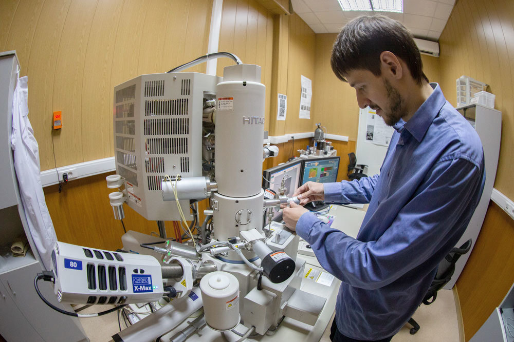 На электронном микроскопе снимаются фильмы о химической реакции между наночастицами. Фото: Александр Корольков/РГ