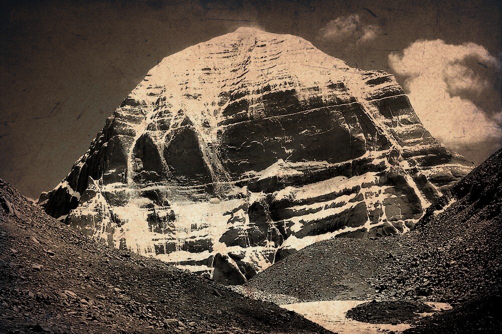 Гора Кайлас. Существует легенда, о том, что эта гора была построена иной цивилизацией.