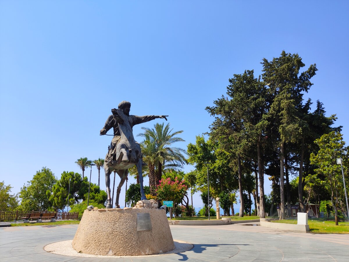 Сельджукский правитель Гийас ад-Дин Кей-Хосров II в парке Явуз Озджан. Фото из личного архива.