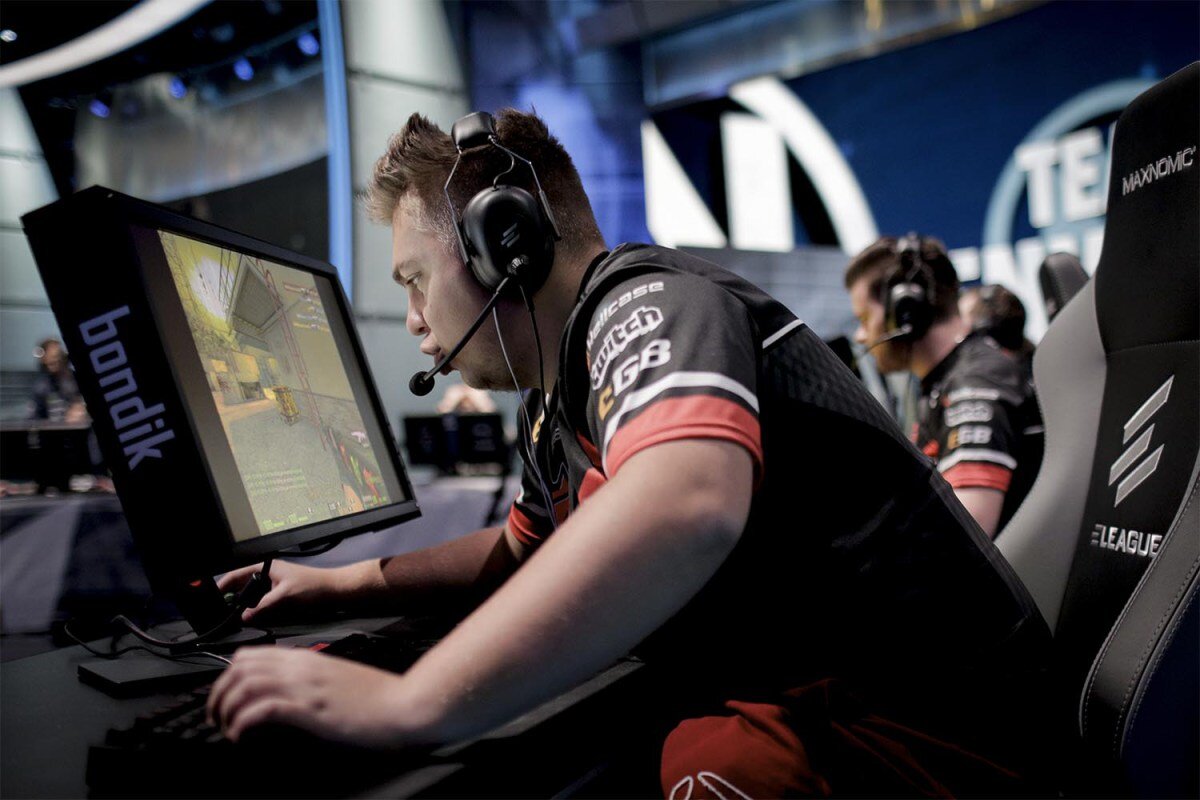 Напряжение игроков сквозит буквально через экраны мониторов, будет жарко!