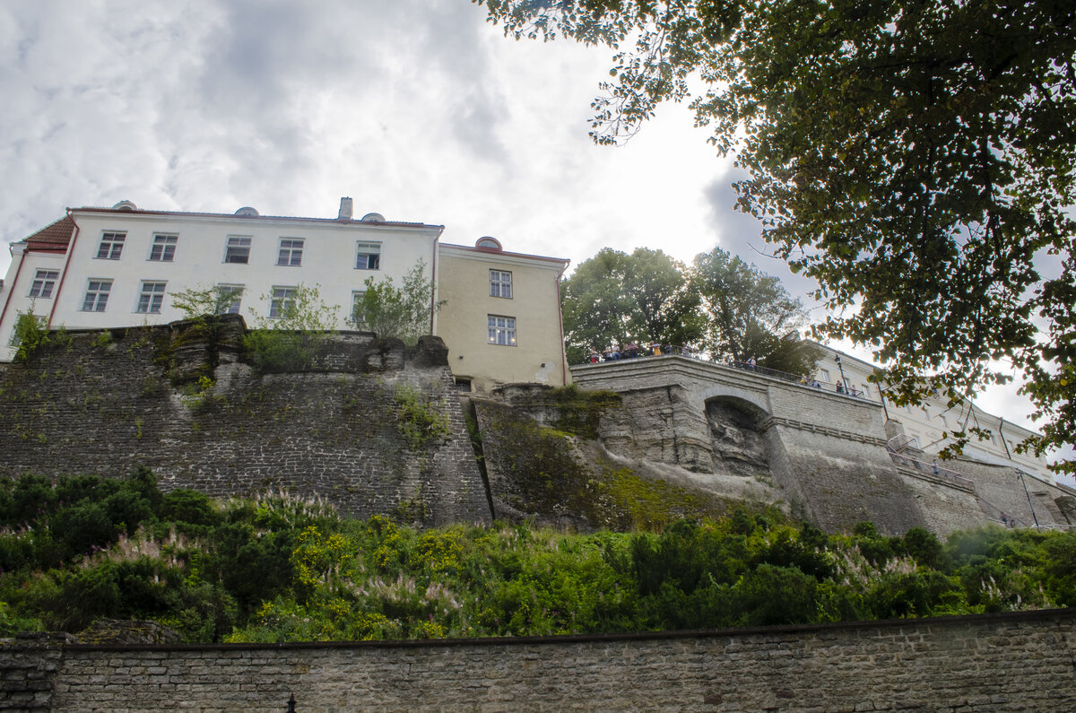 Крепостная стена, окружающая Верхний город