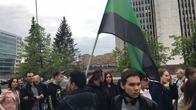 Флаг Уральской республики на протестных акциях. 
