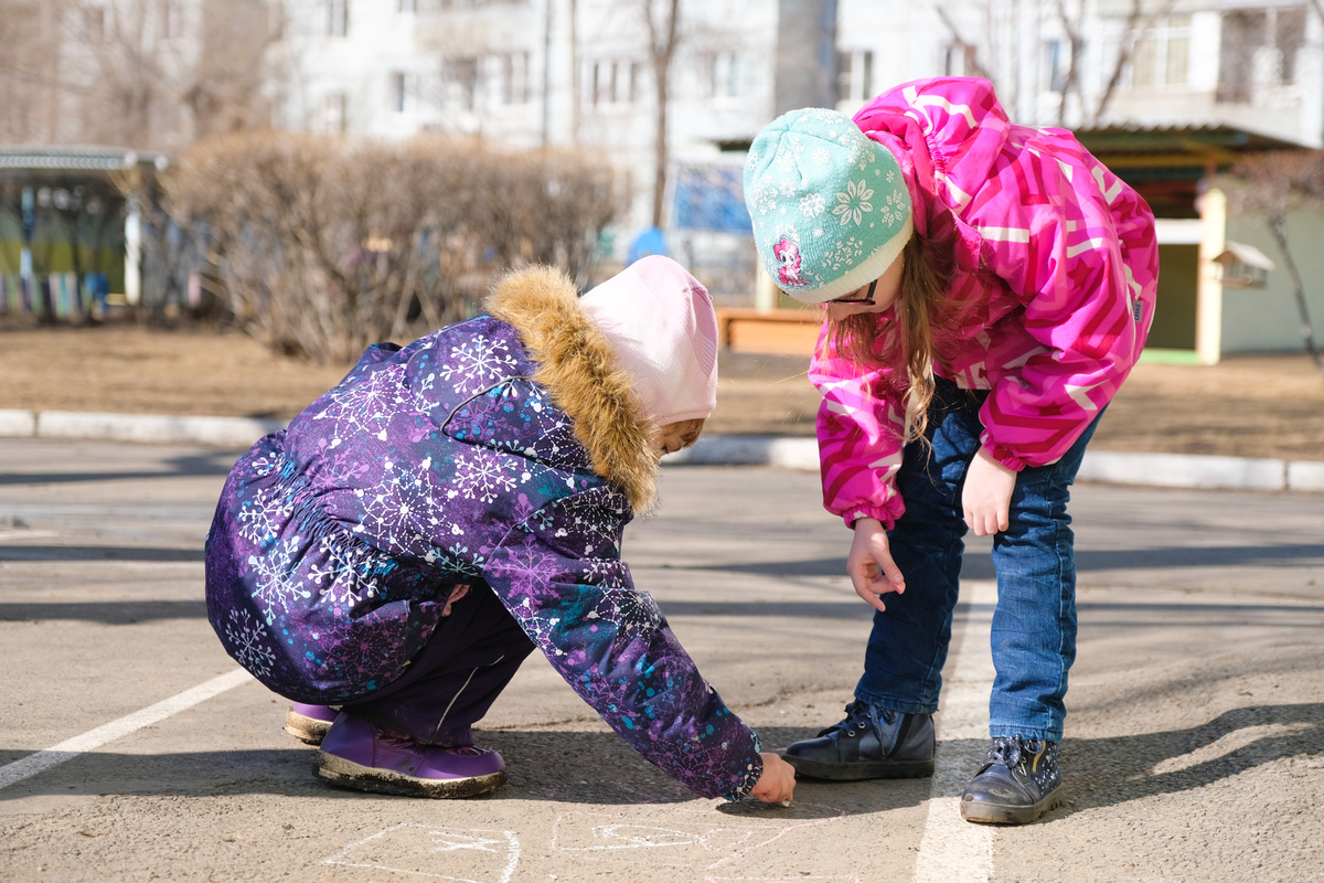 Первое знакоство детей, совместные игры детей