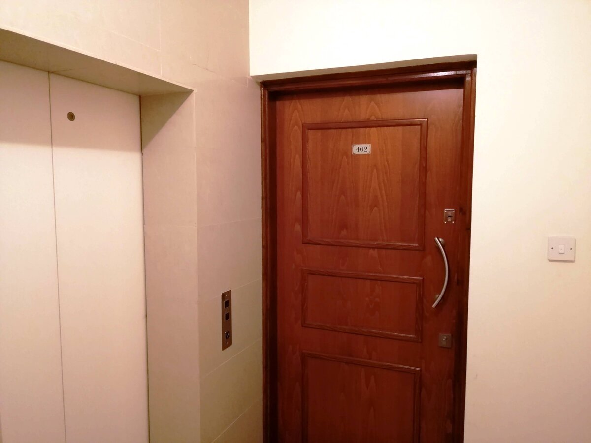 Большой лифт, в который помещается коляска и четыре человека. И это в 5-этажном здании.