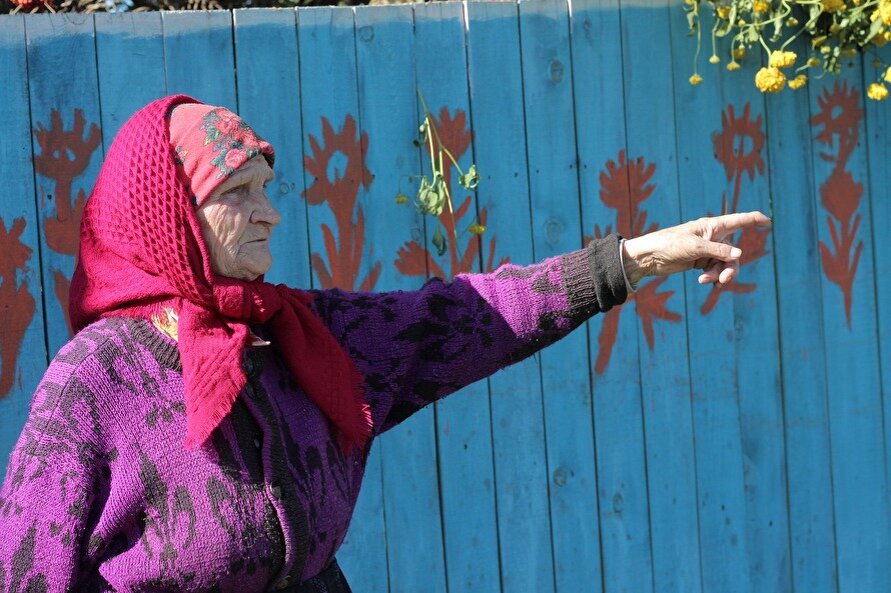 Марии Терентьевой 91 год. Она надеется, что власть поможет ей хотя бы забетонировать фундамент подтопленного дома. ФОТО - Иван Маслов / Znak.com