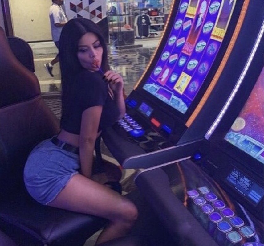 Та самая новая девушка Трэвиса 