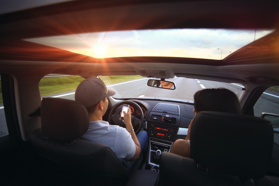 https://cdn.pixabay.com/photo/2014/07/31/23/33/driving-407181_960_720.jpg