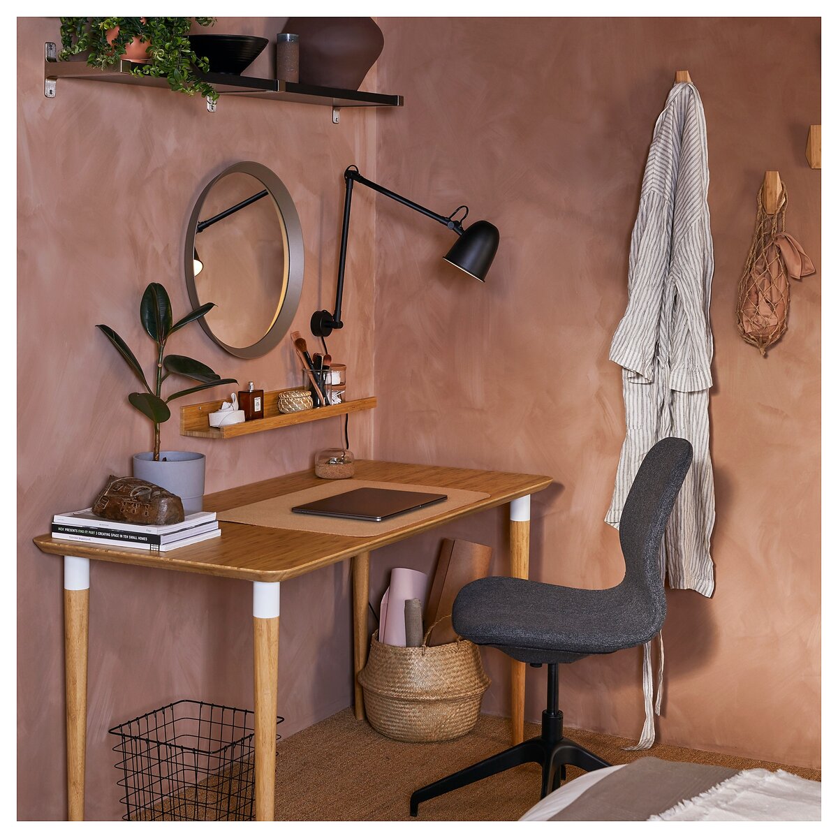 Бамбуковый стол ХИЛВЕР. Цена: 9999 рублей. Фото: Икеа.