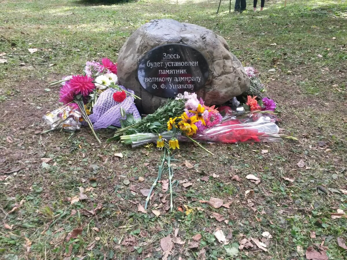 На месте будущего памятника установлен камень с памятной надписью