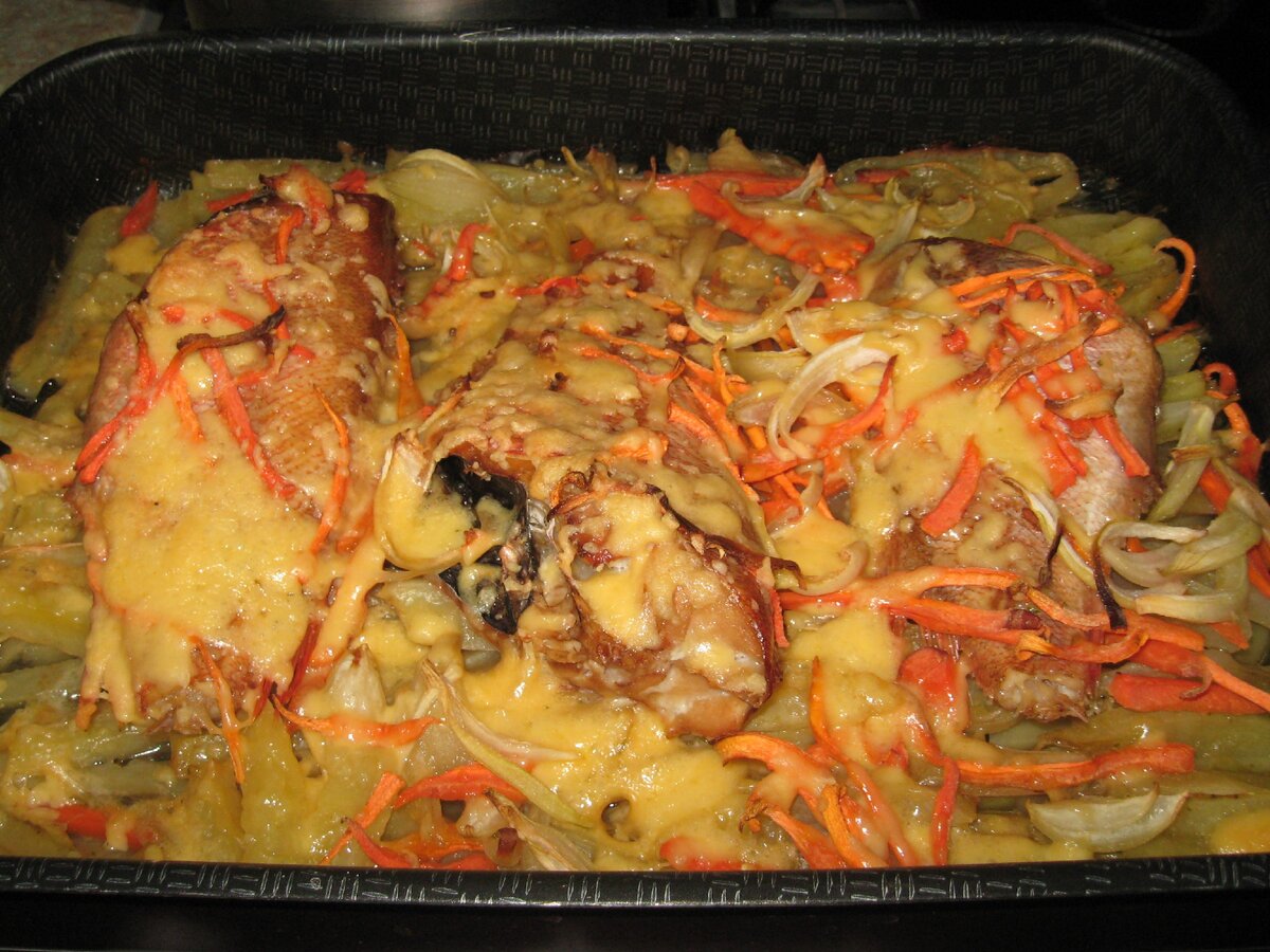 Морской окунь в духовке с картофелем