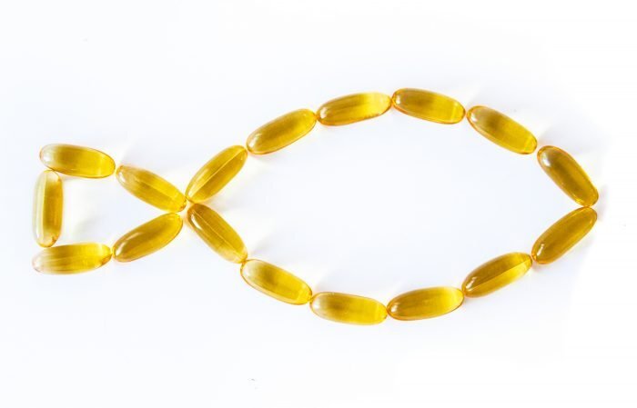 Рыбий жир можно принимать в капсулах (Фото: freerangestock. com)