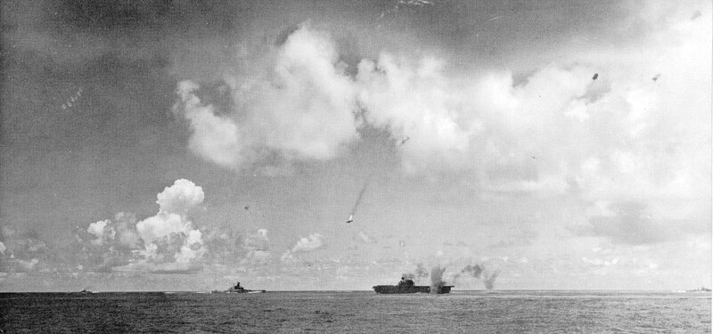 "Энтерпрайз" под ударами бомбардировщиков, левее - линкор "Южная Дакота". Источник фото: img-fotki.yandex.ru