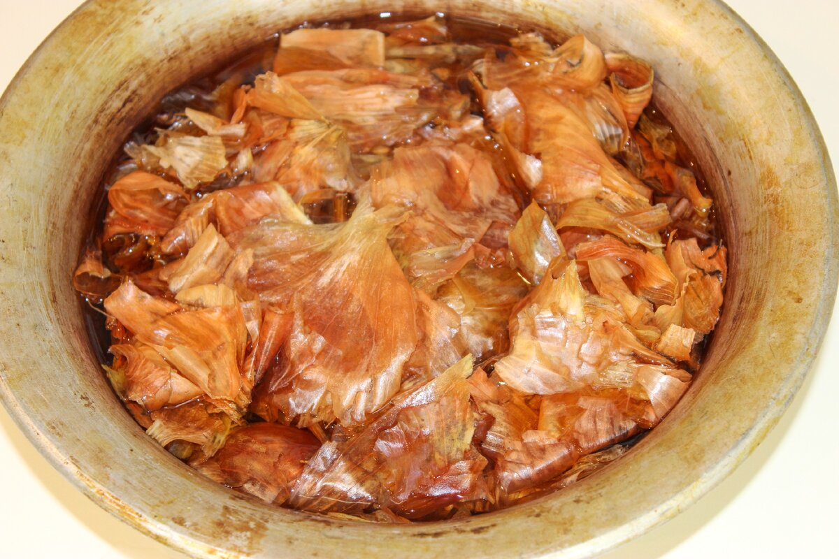 Луковую шелуху промыть, залить горячей водой, поставить на плиту, варить 15-20 минут. Затем дать еще настояться 10 минут, чтобы цвет у  отвара стал насыщенным, янтарно-коричневого цвета.
Лучше использовать посуду, которую не жалко и которую вы всегда будете использовать потом для лукового отвара (например, для покраски яиц на Пасху).