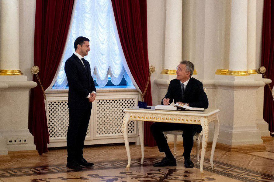 29 февр 2024 г. Порошенко на коленях перед США. Стул президента Украина.