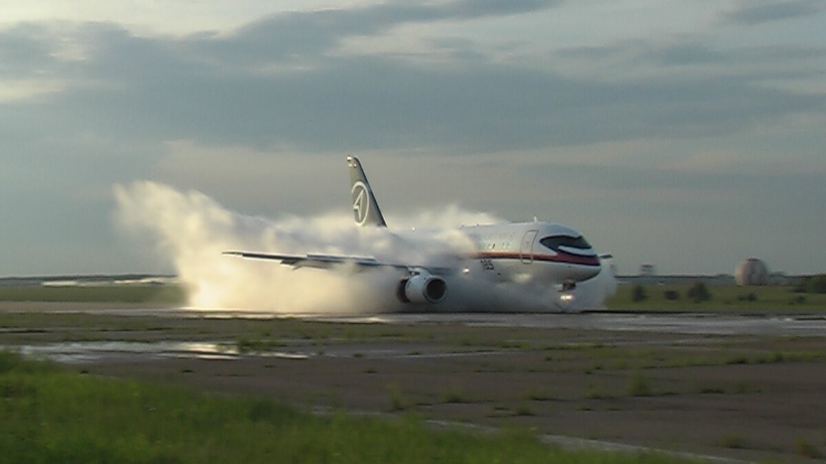 Посадка на полосу покрытую водой. Видно, что в двигатели вода не попадает.