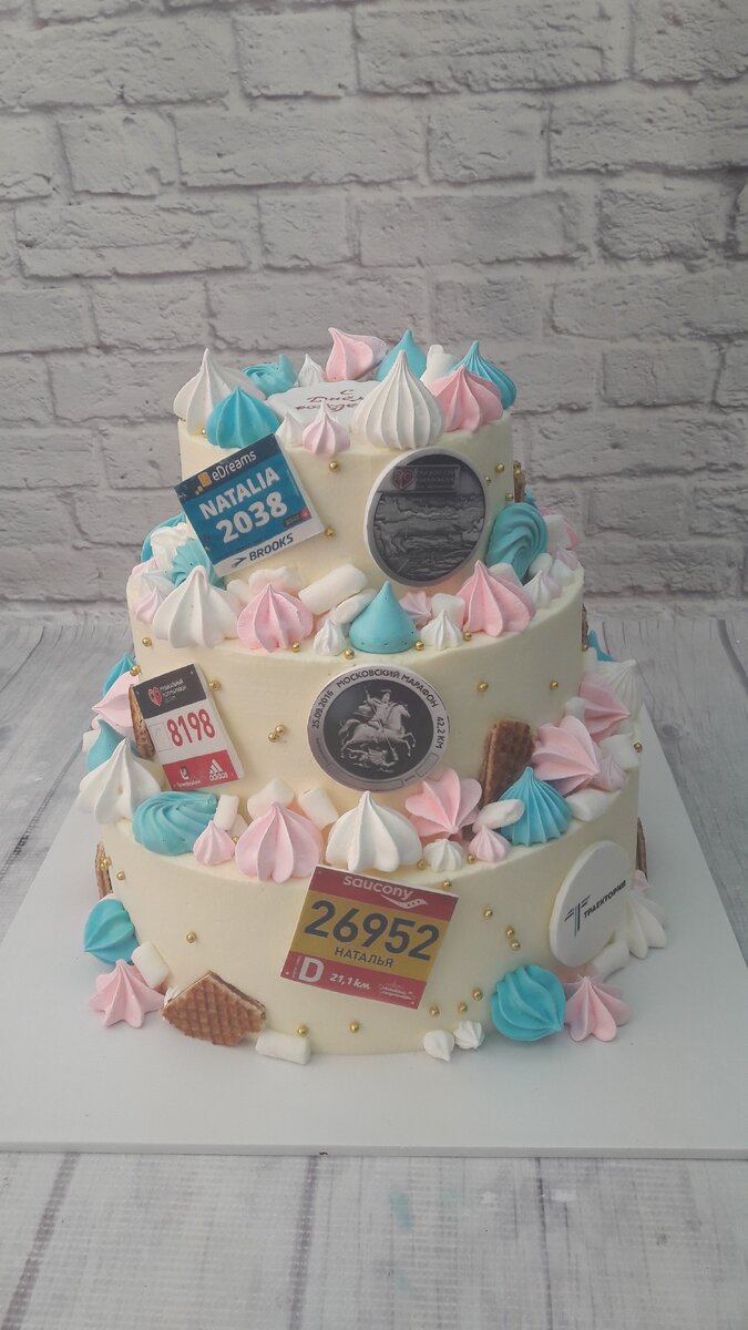 Видно, что по сравнению с безе крем не совсем белый. Это хороший крем. Натуральный