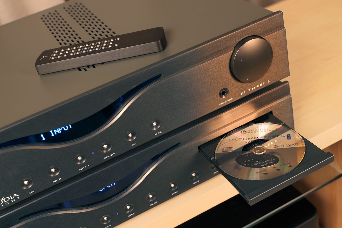 Интегральный усилитель Audia Flight FL 3S и CD-проигрыватель Audia Flight FLCD 3S  