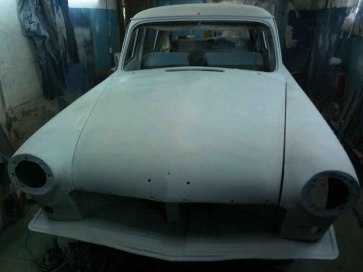 Капот криво лежит, перед покраской.