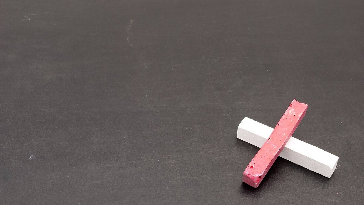  Шуршим брусочками цветного мела по небольшой доске