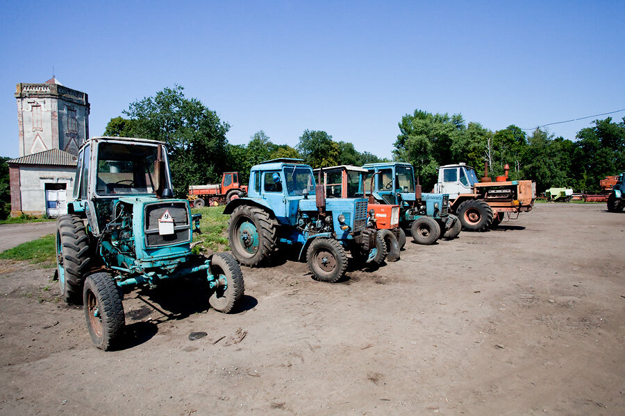 Колхозный техника мтз 80. Саз 2500. Т 150к с прицепом силоса. Трактор совхоз. Памятники трактора в совхозе имени ленина.