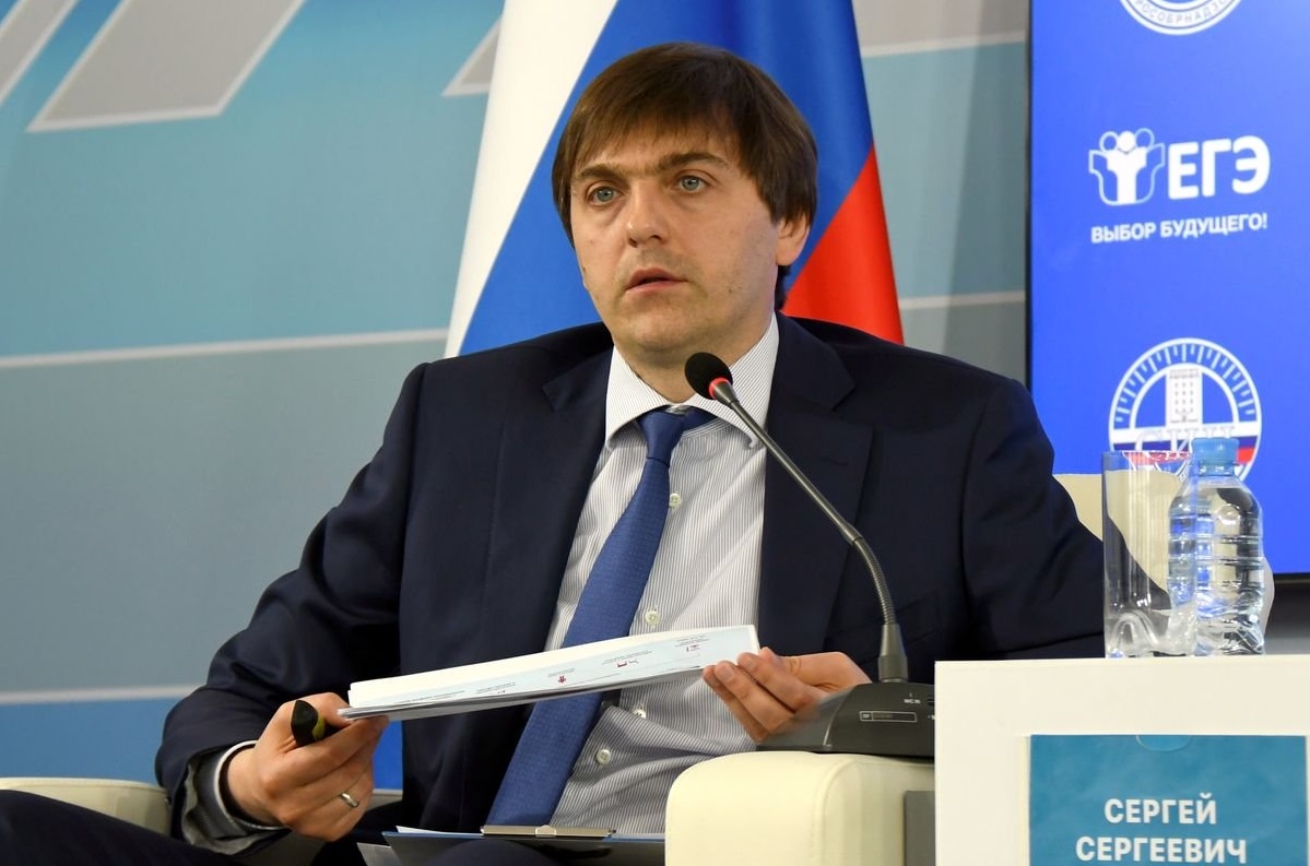  Он напомнил, что на ОГЭ не следует пытаться воспользоваться шпаргалками, мобильными телефонами и иными средствами связи – это приведет к аннулированию результата. «Мы все делаем, чтобы экзамен проходил честно. Чтобы ЕГЭ максимально и полно оценивал творческие способности выпускника, поэтому мы убрали тестовую часть и сегодня ЕГЭ представляет собой в основном творческие задания», - рассказал Сергей Кравцов.  В СВЯЗИ С НОВОЙ КОРОНАВИРУСНОЙ ИНФЕКЦИЕЙ, ЭКЗАМЕНЫ ЕГЭ И ОГЭ БЫЛИ ПЕРЕНЕСЕНЫ НА ИЮНЬ, ЕГЭ 8 ИЮНЯ ОГЭ 9 ИЮНЯ 2020 ГОДА
 Самыми популярными у участников «горячей линии» 2019 года стали вопросы, касающиеся ЕГЭ по математике базового и профильного уровней, перспектив включения иностранного языка в число обязательных экзаменационных предметов, введения компьютерного ЕГЭ по информатике, перспективных изменений контрольных измерительным материалов, проверки экзаменационных работ, особенностей экзаменационных процедур для выпускников 9 классов и участников экзаменов с ограниченными возможностями здоровья (ОВЗ).
Сергей Кравцов пояснил, что, несмотря на то, что с этого года выпускники имеют право выбрать для сдачи только один уровень ЕГЭ по математике, базовый или профильный, при пересдаче этот уровень может быть изменен.
ЕГЭ по иностранному языку планируется ввести в число обязательных предметов с 2022 года. Этому будет предшествовать необходимая подготовительная работа, апробации, обсуждение того, как лучше дифференцировать экзамен по уровню сложности. Что касается 9 классов, то включение иностранного языка в число обязательных предметов не планируется – девятиклассники по-прежнему будут сдавать обязательные экзамены по русскому языку и математике и два предмета по выбору.
Возможность сдачи ЕГЭ по информатике на компьютере уже предусмотрена новым порядком государственной итоговой аттестации. «Думаю, со следующего года мы готовы будем эту технологию предложить», - рассказал Сергей Кравцов. Что касается введения компьютерной формы ЕГЭ по другим предметам, то это вопрос не ближайшего будущего.
Руководитель Рособрнадзора заверил, радикальных изменений в содержании и организации ЕГЭ в ближайшие годы не будет. «Я не сторонник революционных изменений. Экзамен должен быть устойчивым, стабильным и понятным», - заявил он. Не планируется и введение платной пересдачи экзаменов для выпускников прошлых лет. «Мы такие планы не обсуждаем. ЕГЭ проводится на бесплатной основе, и выпускники прошлых лет могут пересдавать экзамены бесплатно», - сказал Сергей Кравцов.
Свои вопросы руководителю Рособрнадзора смогли задать не только участники «горячей линии», присутствовавшие в Ситуационно-информационном центре Рособрнадзора, но и выпускники и их родители из Забайкальского края, Дагестана, Севастополя, Удмуртии, Омской области и Республики Коми.
Студентка Вероника Черменская из Саратова, позвонившая по телефону «горячей линии», рассказала, что сама сдавала ЕГЭ в 2015 году и, обобщив свой опыт, написала книгу для будущих выпускников «Как пережить ЕГЭ?». Сергей Кравцов заявил, что с интересом ознакомится с этой книгой.
Во встрече с руководителем Рособрнадзора приняли участие и онлайн-наблюдатели от Российского союза молодежи. Они задали свои вопросы и поинтересовались, как видят в Рособрнадзоре перспективы развития общественного наблюдения и онлайн-наблюдения на ЕГЭ. «Я считаю, это направление очень перспективным. Мы будем его развивать. Как показывает практика, значительное число нарушений выявляется онлайн-наблюдателями», - сказал Сергей Кравцов.
Задавали участники «горячей линии» и вопросы, связанные с подготовкой к экзаменам. «Самая главная рекомендация – учиться с 1 класса. К сожалению, не все этой рекомендацией пользуются. Есть выпускники и родители, которые вспоминают об этом, когда уже надо сдавать экзамены», - отметил Сергей Кравцов. Отвечая на вопрос о ресурсах для подготовки к экзаменам, руководитель Рособрнадзора напомнил об открытом банке заданий ЕГЭ, размещенном на сайте Федерального института педагогических измерений, воспользоваться которым могут бесплатно все желающие.
Глава ведомства обратил внимание родителей выпускников, что благоприятный психологический климат в семье накануне и во время экзаменов – важная составляющая успеха на ЕГЭ. «Нужно верить в своих детей. Не нужно лишний раз создавать эмоциональное напряжение в отношении экзаменов. Пусть они придут спокойными, уверенными в себе, сдадут экзамен, получат объективный результат и дальше будут успешными в жизни», - сказал Сергей Кравцов. 

