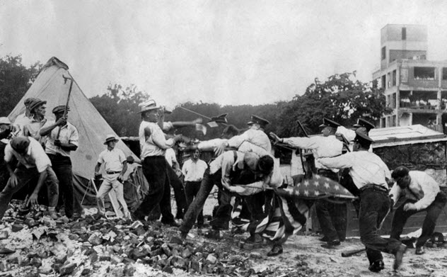 Республиканец Герберт Гувер может быть самым неудачным президентом Америки. Обвал фондового рынка в октябре 1929 года произошел менее чем через год с его администрацией, что привело к Великой депрессии.Миллионы людей потеряли работу, и за время до того, как системы социальной защиты, такие как пособия по безработице, стали бездомными. По всей стране возникли трущобы с насмешливым одноименным названием: Гувервилль.Люди были разорены, и Гувер изображался как бессильный, ничего не делающий президент, поддерживающий достоинства самообеспечения, пока страна процветала. Хуже того, его оппонент-демократ в 1932 году губернатор Нью-Йорка Франклин Рузвельт пообещал «новый курс», согласно которому легионы безработных будут наняты для строительства общественных проектов, таких как дороги, мосты и другая инфраструктура.Гувер должен был что-то сделать. Поэтому он убил ветеранов Первой мировой войны за то, что требовал с трудом заработанной боевой компенсации.В июле 1932 года 17 000 ветеранов войны в США, многие из которых были безработными со времени начала Депрессии, собрались в Вашингтоне, округ Колумбия, чтобы потребовать досрочной выплаты бонусов, которые не были официально начислены до 1948 года. Группа стала известна как Бонусная армия, и большинство из них нашли свои Просьба обоснованно с учетом бедственных экономических обстоятельств. Ответ Гувера? У него был военный огонь по ним, убив двоих. Сотни людей были ранены во время последовавшего рукопашного боя, когда действующая армия сожгла лагерь Бонусной армии на земле. [1]Гувер проиграл в оползне. По-видимому, убийство солдат на расстоянии крика от Белого дома - это год выборов "не надо".