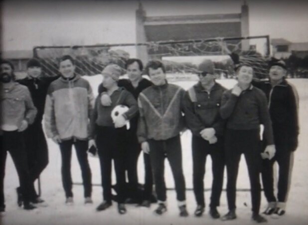 "Зимний футбол" чуть более поздних времен, но смысл тот же :-)