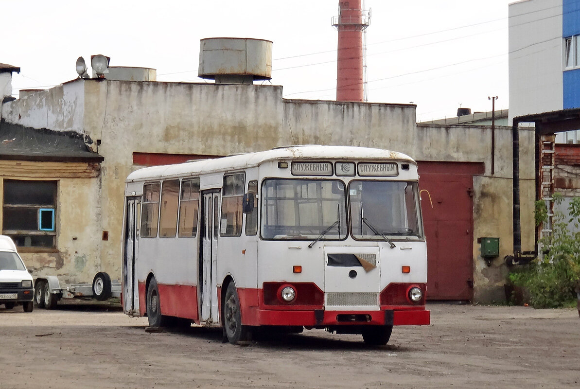 Автобус на территории завода КЗАЭ в Калуге перед продажей в Тулу, 2012 год