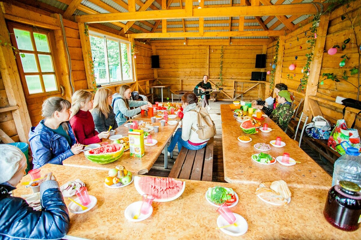 Организация корпоратива на специально подготовленной веранде - беседке. Фото автора.