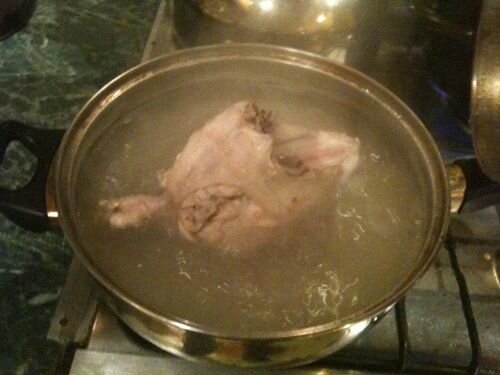     Промыть куриное мясо, затем залить в кастрюле прохладной водой и довести до кипения, в процессе варки не забываем снимать пенку. Вариться курятина около полутора часа. Когда она готова, разрежьте ее на пропорциональные кусочки примерно, по четыре сантиметра в диаметре.   
