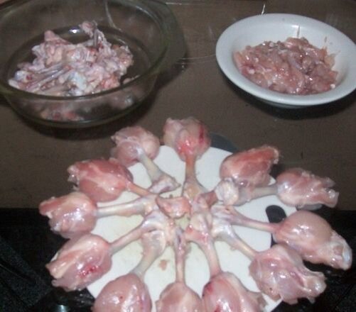     Крылья куриные для начала нужно промыть проточной холодной водой, затем ножом отрезать от них кончики, кожу с тонких косточек снять и выбросить, а основную часть крыла отделить от них. Крыло нужно надрезать и кожу с него стащить вниз как чулок – должны остаться кости, кусочки мяса и крылышки с косточками.   