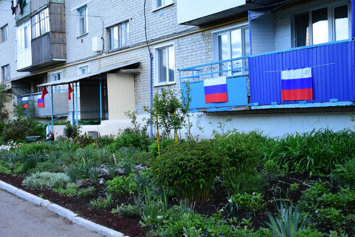 Соседка нашила флаги-триколор и украсили балконы нашего дома к 9 мая