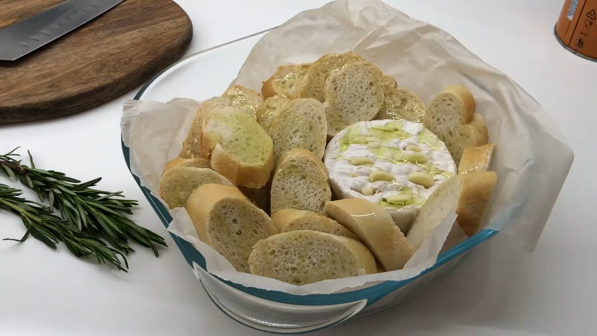 Сыр камамбер с гренками в духовке. Камамбер с гренками и чесноком. Камамбер с багетом. Запечённый сыр камамбер в духовке.