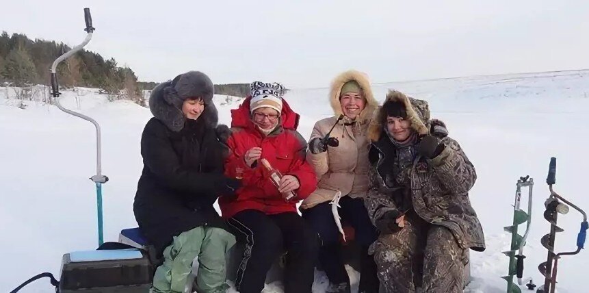 Одевали у кого что было. Фото для оформления с goldrybak.ru