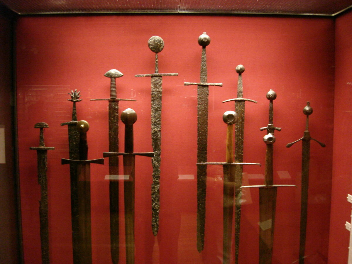 Древнерусский меч. Меч 13 век Русь. Романские мечи музей. Романский меч 11 век.