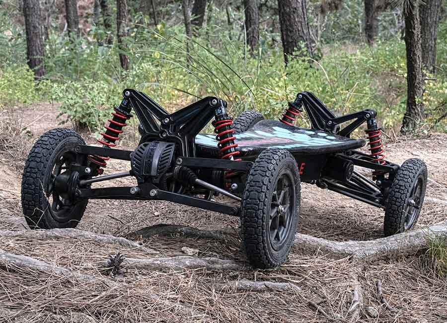 Модификация скейтборда 4WD оснащена четырьмя электродвигателями по 1000 Вт, каждый из которых приводит в движение одно из колес на 10” пневматических шинах. 