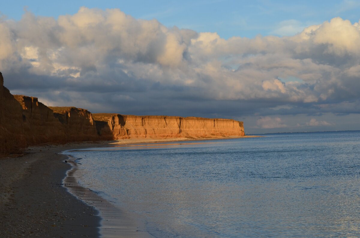 Неповторимая красота западного побережья: бухта с песчаной полосой пляжа и чистым, теплым морем